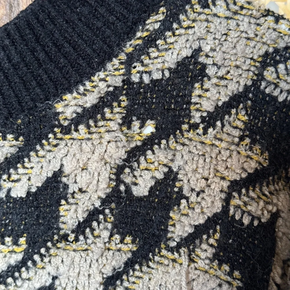 Tan and Black Max Studio Chunky Cropped Houndstooth Sweater (L) - Picture 2 of 4